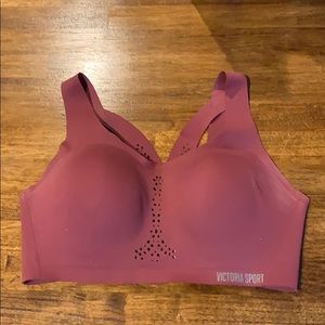 34D Victoria’s Secret sports bra